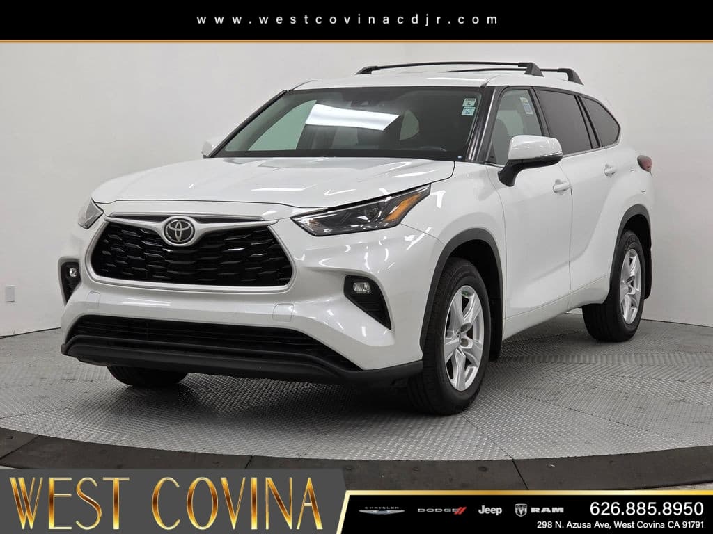 2022 Toyota Highlander LE thumbnail 3