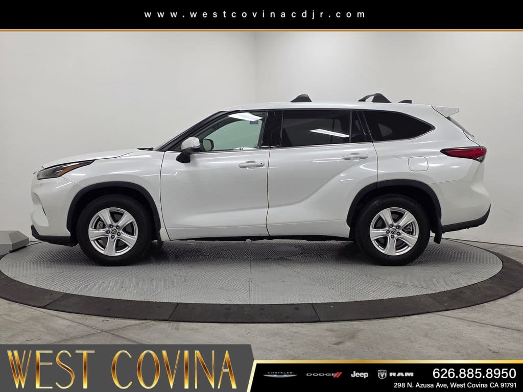 2022 Toyota Highlander LE thumbnail 4