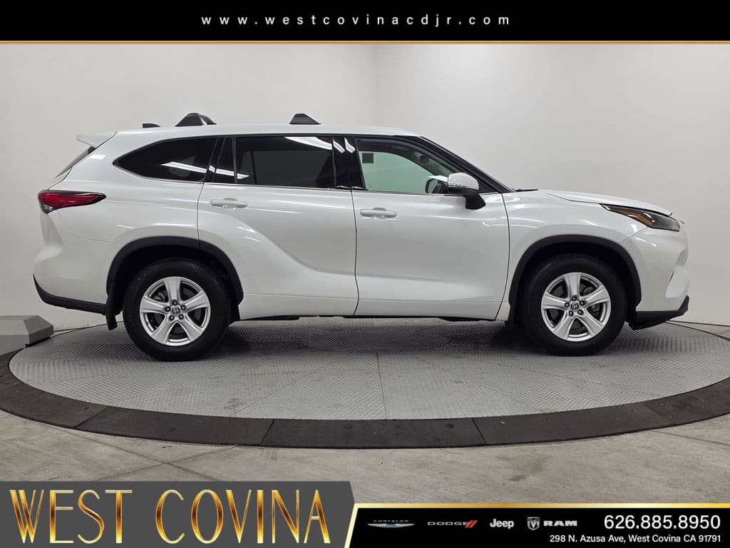 2022 Toyota Highlander LE thumbnail 8