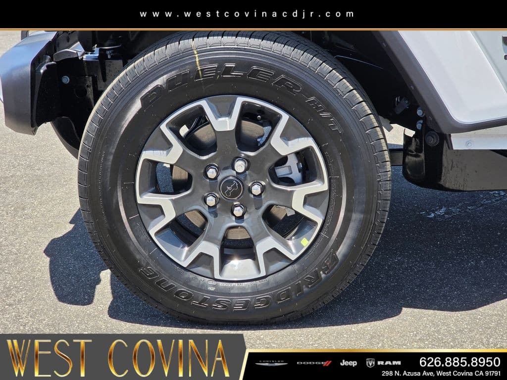 2026 Jeep Gladiator Sahara thumbnail 9