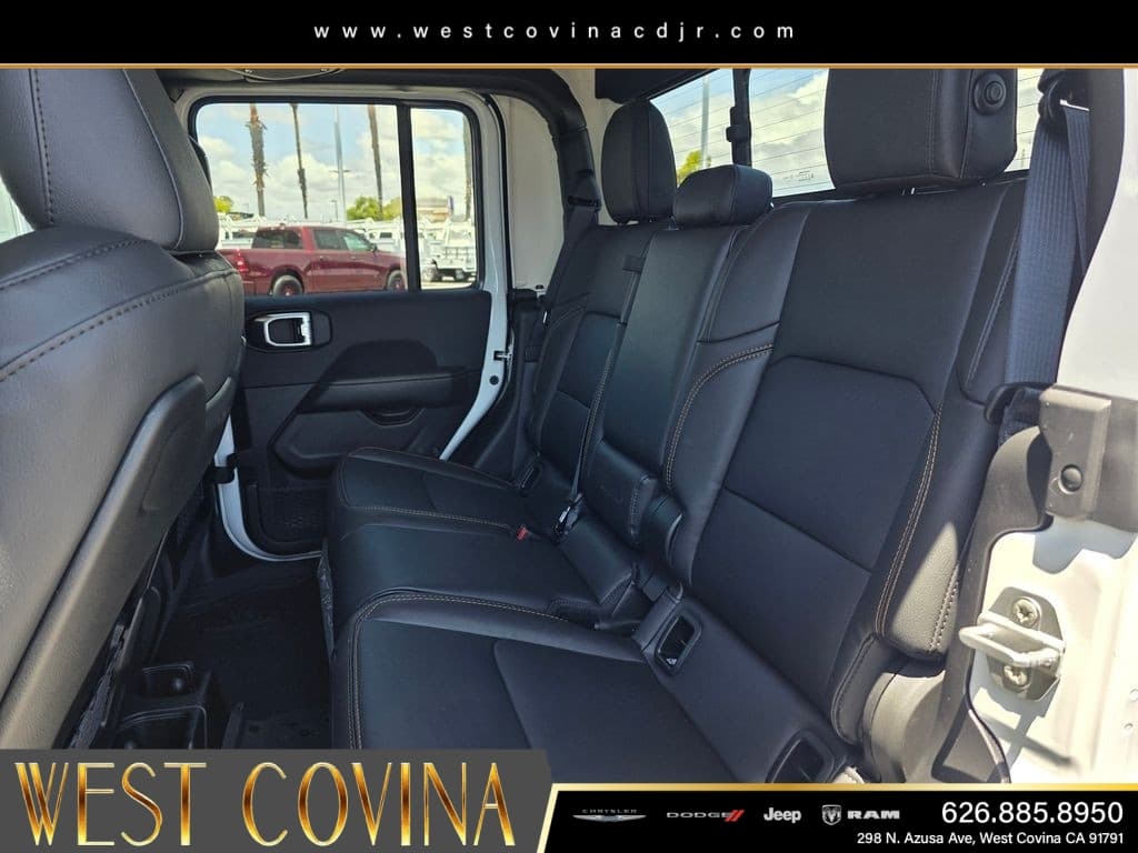2026 Jeep Gladiator Sahara thumbnail 12