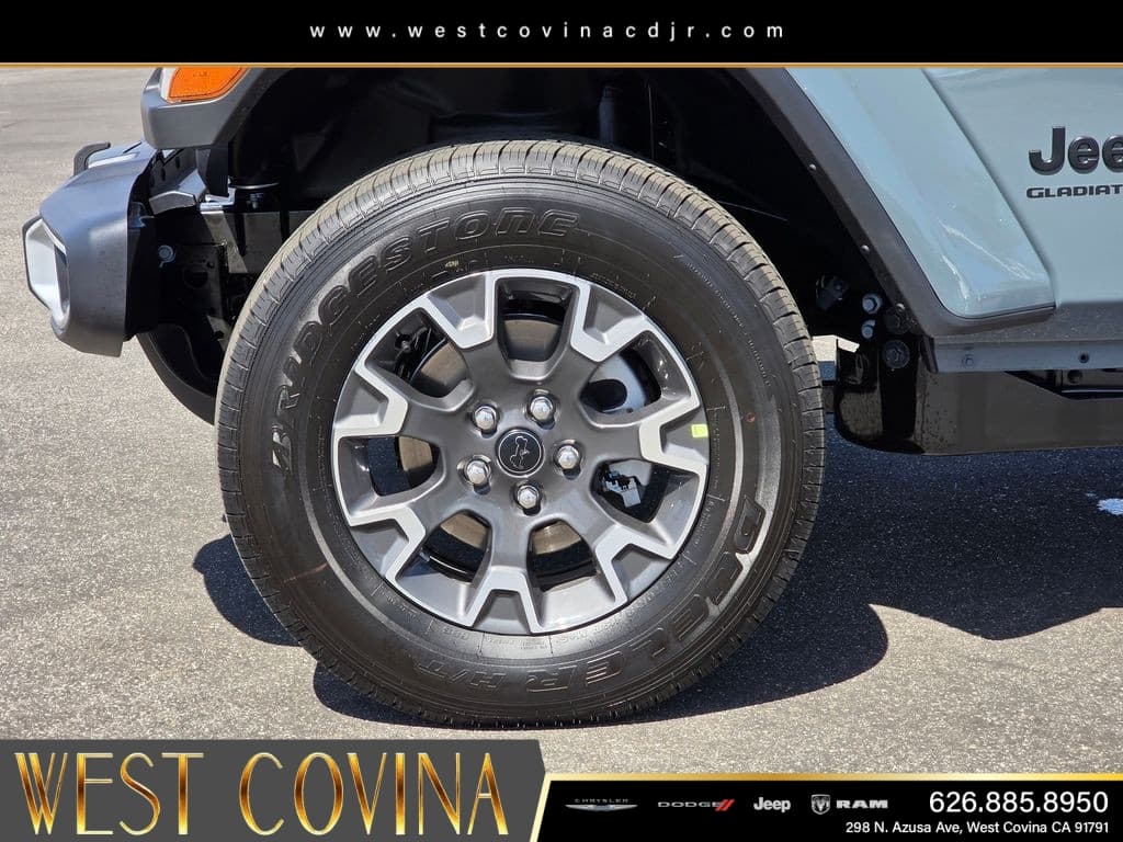 2026 Jeep Gladiator Sahara thumbnail 9
