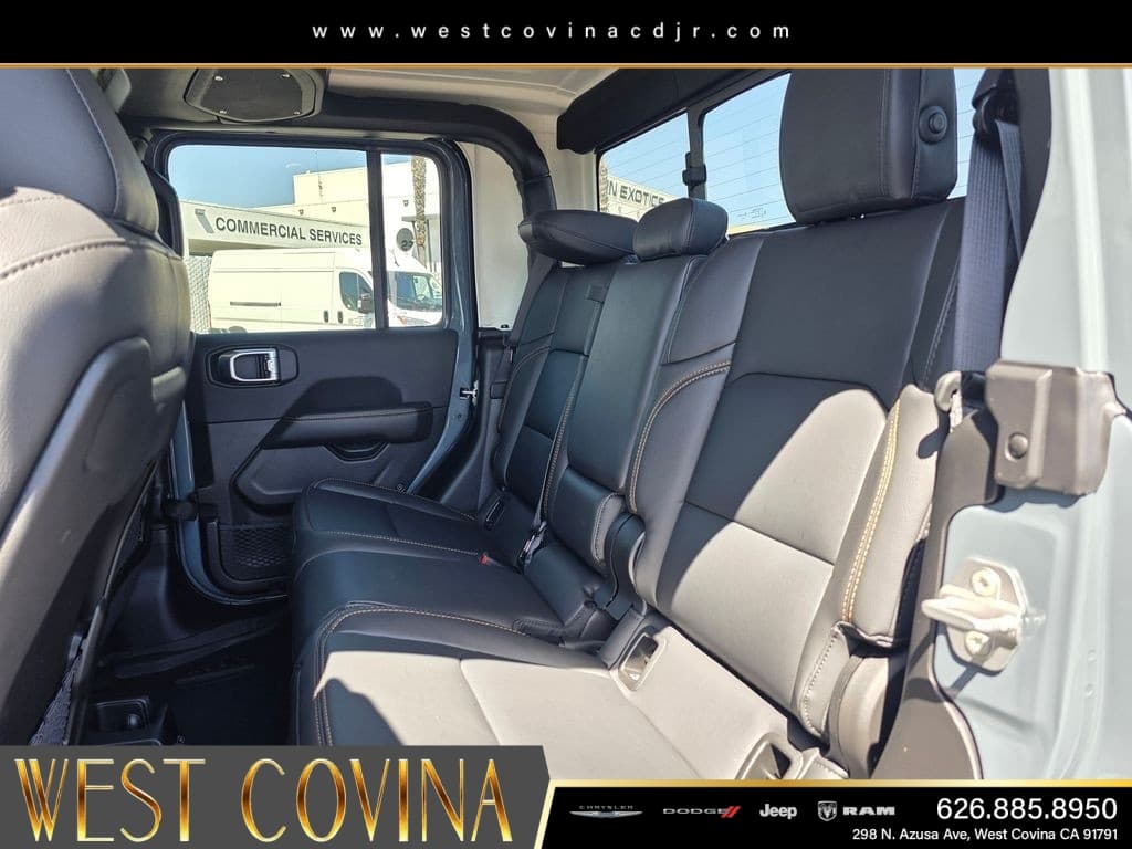 2026 Jeep Gladiator Sahara thumbnail 12