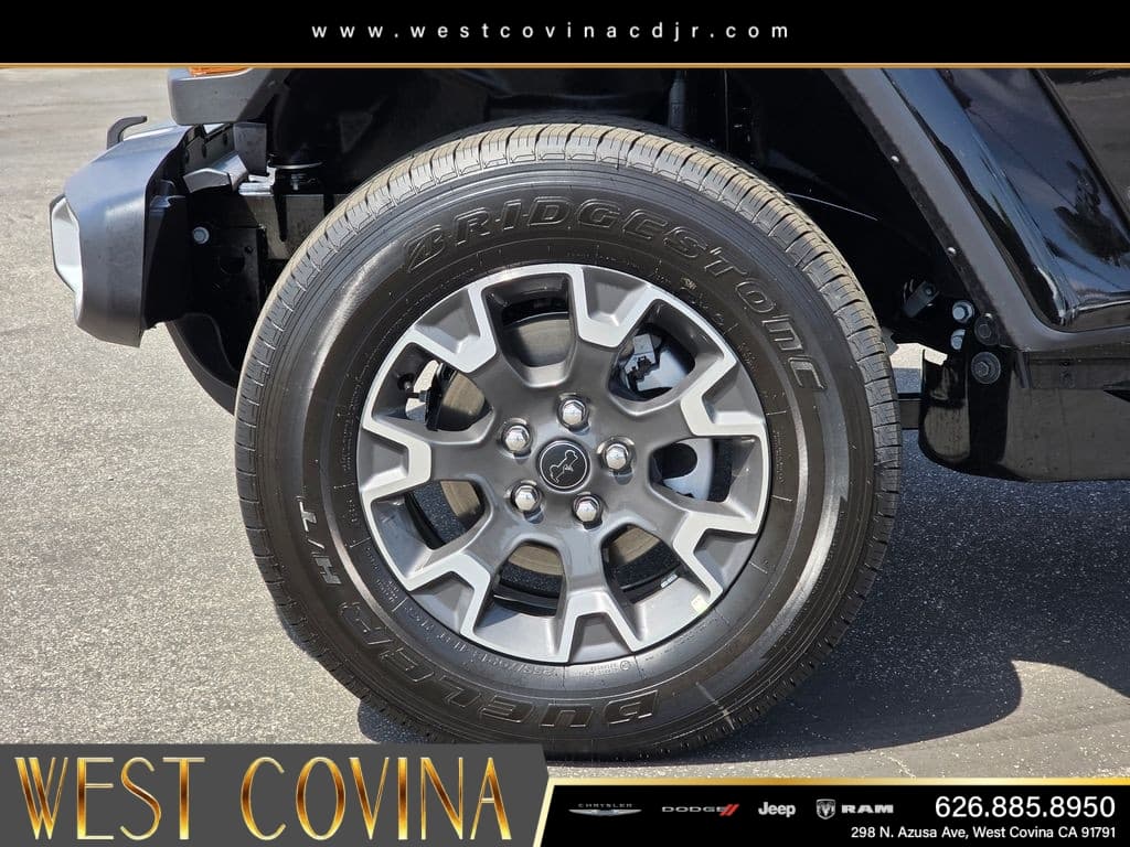 2026 Jeep Gladiator Sahara thumbnail 9