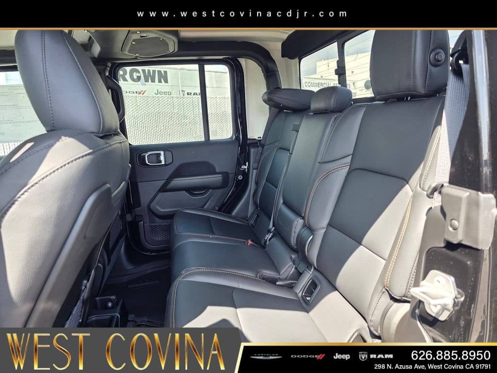 2026 Jeep Gladiator Sahara thumbnail 12