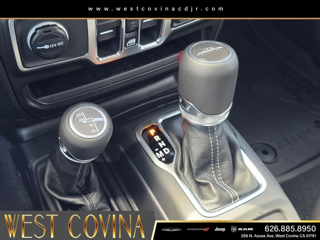 2026 Jeep Gladiator Sahara thumbnail 18