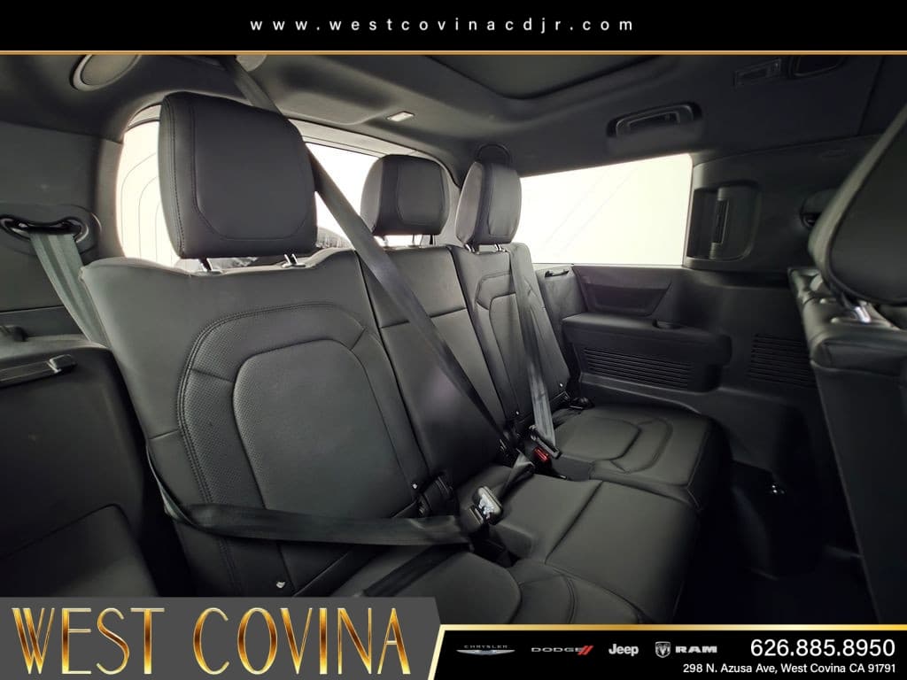 2023 Land Rover Defender 130 SE thumbnail 15