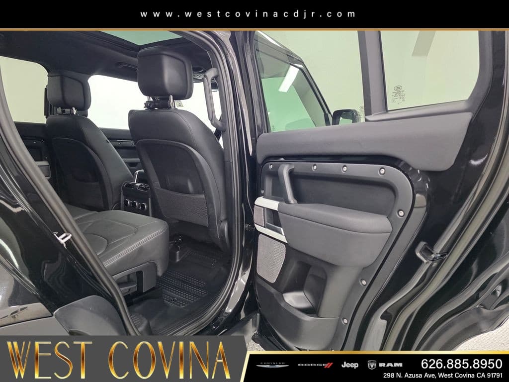 2023 Land Rover Defender 130 SE thumbnail 17