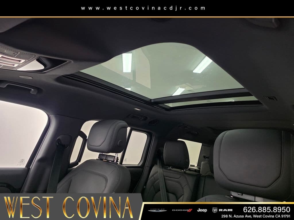 2023 Land Rover Defender 130 SE thumbnail 28
