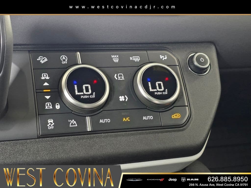 2023 Land Rover Defender 130 SE thumbnail 32